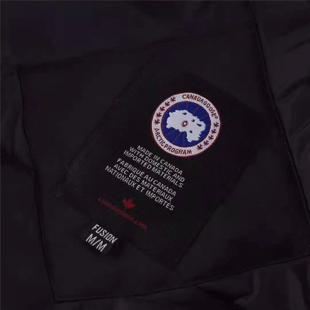 P780 with dust bag) Canada Goose Canada Goose #Chilliwack 7999M bomber jacket short down jacket ➖ Genuine synchronous anti-counterfeiting chip sensor! ➖ Imported 21-count polyester-cotton blended original fabric [last year’s 16-count/18-count hard fabrics have been completely eliminated, this year all use 21-count genuine synchronous fabrics, the soft mid-strap feels delicate and textured], genuine synchronous Feather-Light 10D waterproof coating fabric, made of 84.5 polyester fiber and 15.5 cotton, 100% the best feel in the entire network! ➖ The genuine official website is synchronized with the national standard 80 white duck down, you can check the official website customer service, there will never be a series of misleading claims such as 90 down or goose down! ➖ Using the best nylon lining with double double-layer sealing design, velvet-proof No. 7 needle + grid-filled down ready-made garments, there is 100% no so-called velvet running! ➖ The cuffs are designed with thickened seamless threads, and the collar and pockets are lined with top-quality polar fleece to keep you warm and comfortable! ➖ Yoshida YKK provides original custom-made electroplated sliders. YKK two-way lockable zippers are tight and smooth and will not peel off paint! ➖ 3M composite guarantees that the Velcro is the same as the original, durable, and all accessories and hardware are custom-made! ➖ Imported BEHRINGER embroidery machine to customize the 10,000-needle embroidery logo, 98% of which can be reproduced to restore the original logo. You can check and compare on the official website! 01 models for men and women SIZE: XS S M L XL XXL